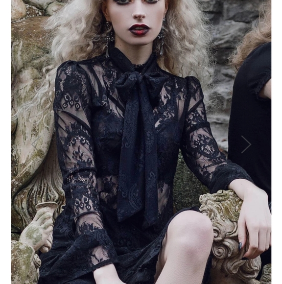 Lace bell sleeved blouse - Picture 2 of 2